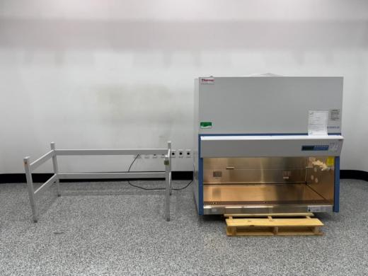 Thermo 1300 Series A2 5-Foot Class II Biosafety Cabinet Model 1371-cover