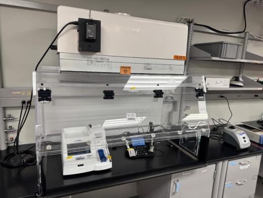 Flow Sciences 4' Enclosed Workspace Model ETA483024AAD for Laboratory Containment-cover