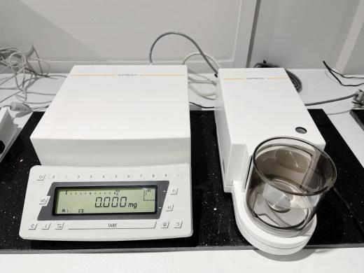 Sartorius MC-5 Microbalance with 5.1g Capacity and 1 µg Readability-cover
