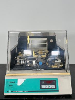 New Brunswick I2400 Temperature-Controlled Incubator Shaker for Bioprocessing-cover