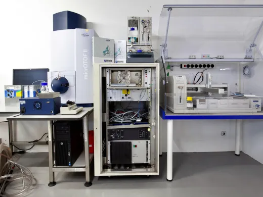 Bruker MicrOTOF II Time-of-Flight Mass Spectrometer with Gilson 215 Liquid Handler