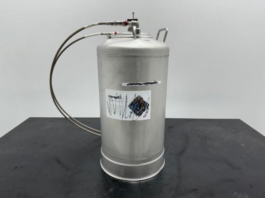 Stainless Steel Pressure Vessel with Integrated Valves for Laboratory and Industrial Use-cover