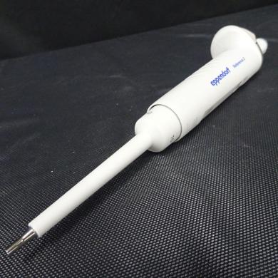 Eppendorf Reference 2 Mechanical Single-Channel Pipette 0.5-10 µL-cover