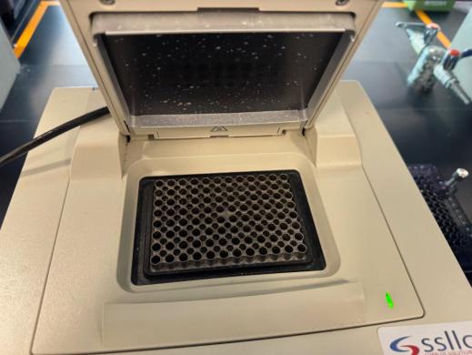 Bio-Rad C1000 Thermal Cycler for PCR Amplification with 96-Well Heated Block-cover