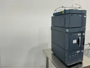 Waters Acquity HClass Plus HPLC System with QSM Pump, FTN-H Autosampler, and PDA Detector, 2 of 4