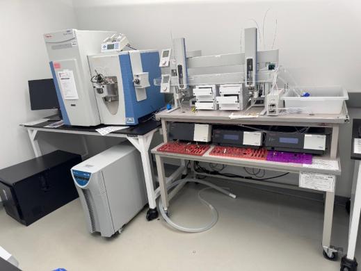 Thermo Fisher Scientific Q Exactive Focus High-Resolution Orbitrap LC-MS System with Ultimate 3000 UHPLC-cover