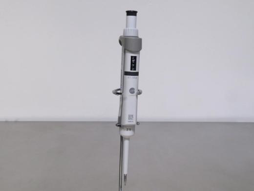 Eppendorf Research Plus Single-Channel Air Displacement Pipette, 0.1–2.5 µL-cover