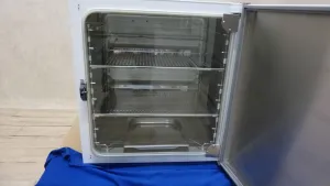 MMM CO2CELL 190D Standard CO2 Incubator for Cell and Tissue Culture, 2 of 4