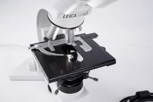Leica DMLS Trinocular Microscope with Abbe Condenser, 10x/40x/100x Objectives and DFC450 Camera, 3 of 9