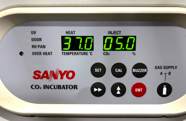 Sanyo MCO-18AIC CO2 Incubator with 6 Cu-Ft Stainless Steel Interior-cover