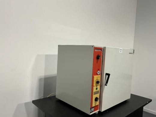Heraeus B5050E Laboratory Drying Oven with Precise Temperature Control and Stainless Steel Interior-cover