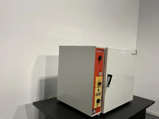 Heraeus B5050E Laboratory Drying Oven with Precise Temperature Control and Stainless Steel Interior