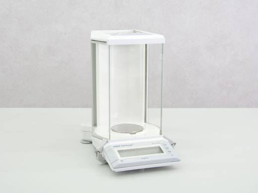 Mettler AG204DR Analytical Balance for Precision Weighing-cover