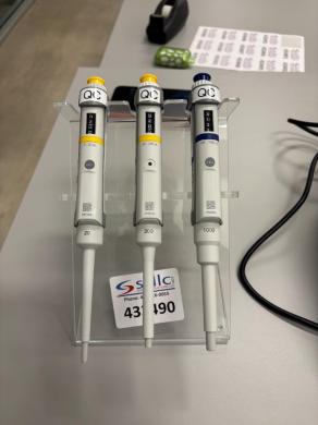 Eppendorf Manual Single-Channel Pipette Set with Acrylic Stand, Volumes 20µL, 200µL, 1000µL-cover