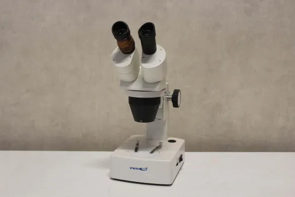 VWR STB 300 Binocular Stereomicroscope with 2x and 4x Objectives