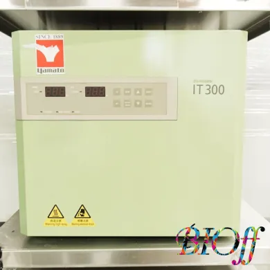 Yamato Scientific IT300 53 L Class CO2 Incubator with Stand