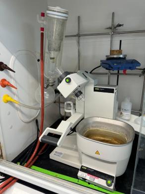 Buchi R-300 EL Rotary Evaporator with Electronic Lift and B-305 Temperature-Controlled Bath-cover