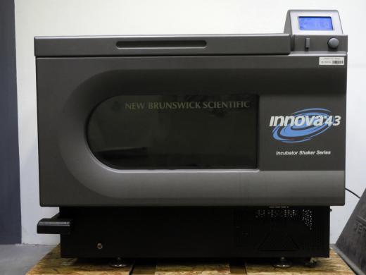 New Brunswick Innova 43 Incubator Shaker with Temperature Control and Microprocessor Regulation-cover