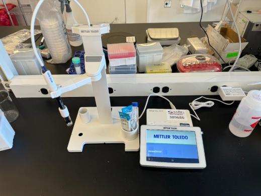 Mettler Toledo SevenDirect SD20 Benchtop pH Meter with Touchscreen Interface-cover
