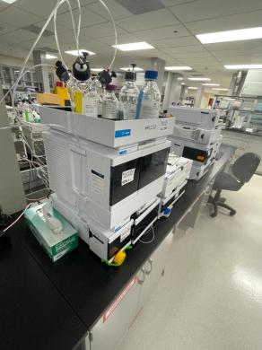 Agilent 1260 Infinity II HPLC System with Diode Array Detector and Vial Sampler Autosampler-cover
