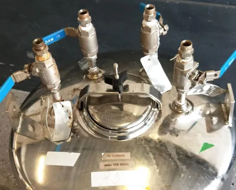 105L Stainless Steel Chemical Pressure-Mixing Vessel with Integrated Graco Pressure Regulator