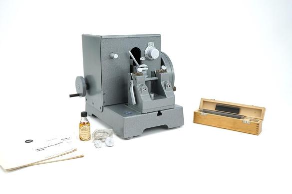 Leica 1212 Rotary Microtome with Type C Microtome Blade-cover