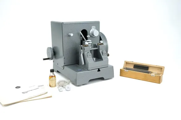 Leica 1212 Rotary Microtome with Type C Microtome Blade