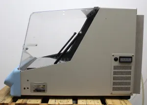 Thermo MaxQ 4000 Benchtop Orbital Incubator Shaker with Temperature Control, 7 of 9