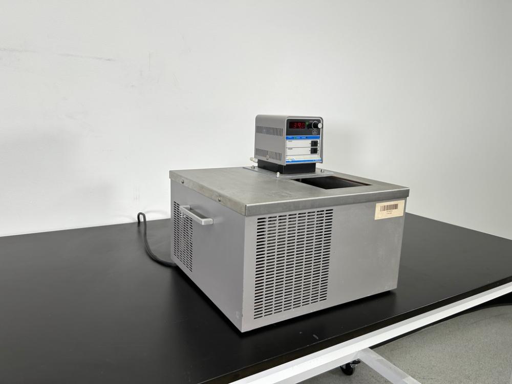 VWR 1140-A Benchtop Refrigerated Heating Circulating Bath with Integrated Digital Controller