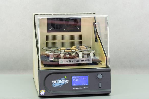 New Brunswick Innova 40 Orbital Shaking Incubator for Controlled Temperature and Mixing-cover