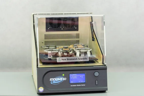 New Brunswick Innova 40 Orbital Shaking Incubator for Controlled Temperature and Mixing