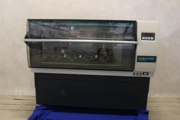 New Brunswick Innova 4400 Shaking Incubator-cover