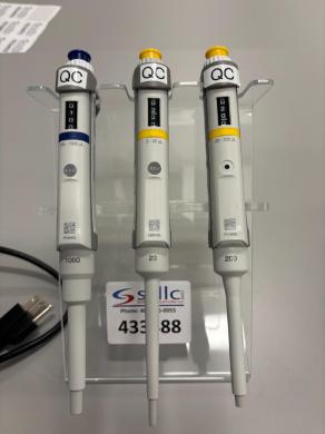 Eppendorf Adjustable Volume Micropipette Set with 1000 µL and 20 µL Volumes-cover