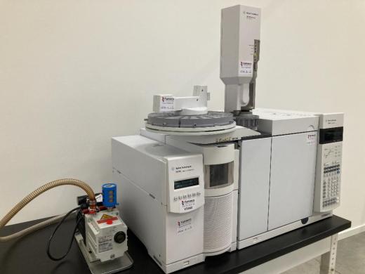 Agilent Technologies 7890A SSL with 5975C Inert XL EI/CI Mass Selective Detector GC/MS System with Autosampler and Pfeiffer Duo 2.5 Roughing Pump-cover