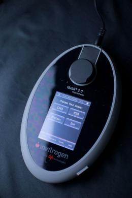 Invitrogen Qubit® 2.0 Fluorometer for DNA/RNA Quantification Q32866-cover