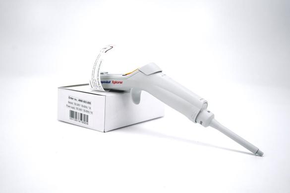 Eppendorf Xplorer plus Electronic Single-Channel Pipette 15–300 µL-cover