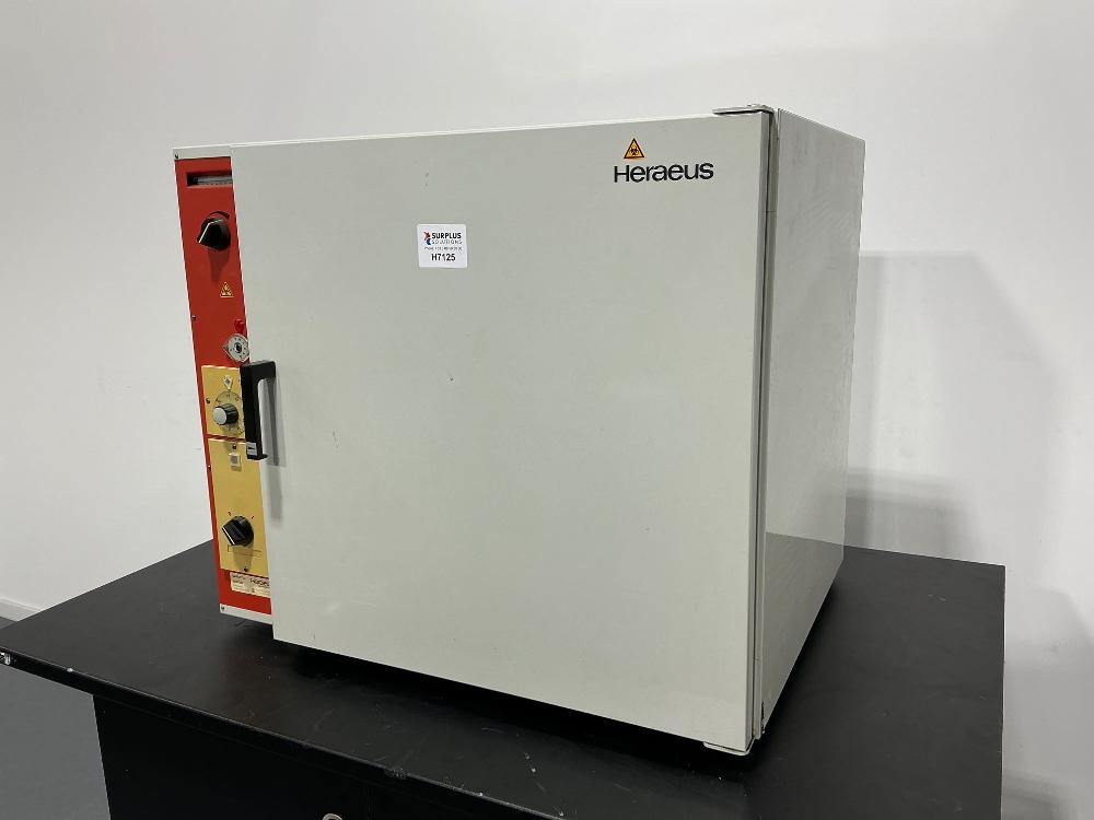 Heraeus CO₂ Incubator with Manual Temperature Control and Stainless Steel Interior