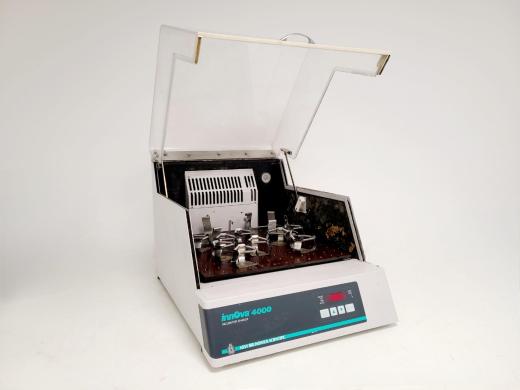 New Brunswick Scientific Innova 4000 Benchtop Shaking Incubator with 500 RPM-cover
