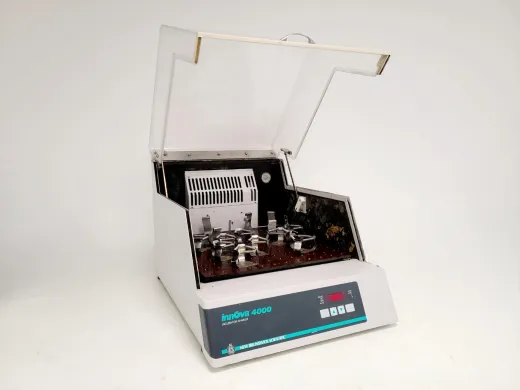 New Brunswick Scientific Innova 4000 Benchtop Shaking Incubator with 500 RPM