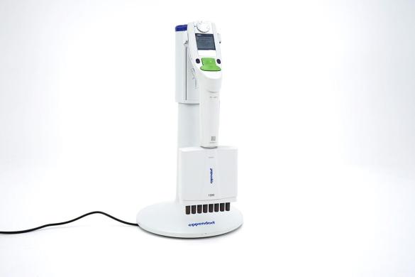Eppendorf Xplorer 8-Channel Electronic Pipette 50–1200 µL with Charging Stand