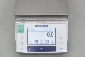 Mettler Toledo XS4001S Precision Analytical Balance, 2 of 3