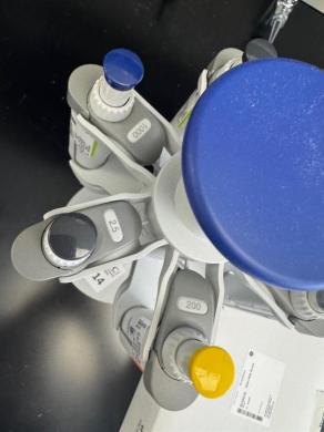 Eppendorf Research Plus Single Channel Pipette Set with Six Pipettes and Stand-cover