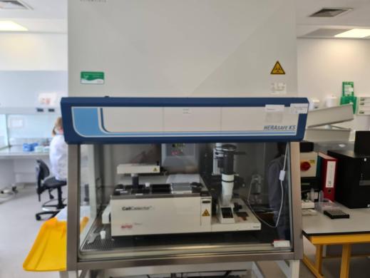 ALS Automated Lab Solution Cell Collector Robot with associated Thermo Scientific Herasafe KS 12 Bio Safety Cabinet-cover