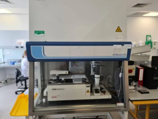 ALS Automated Lab Solution Cell Collector with Herasafe KS 12 Cabinet