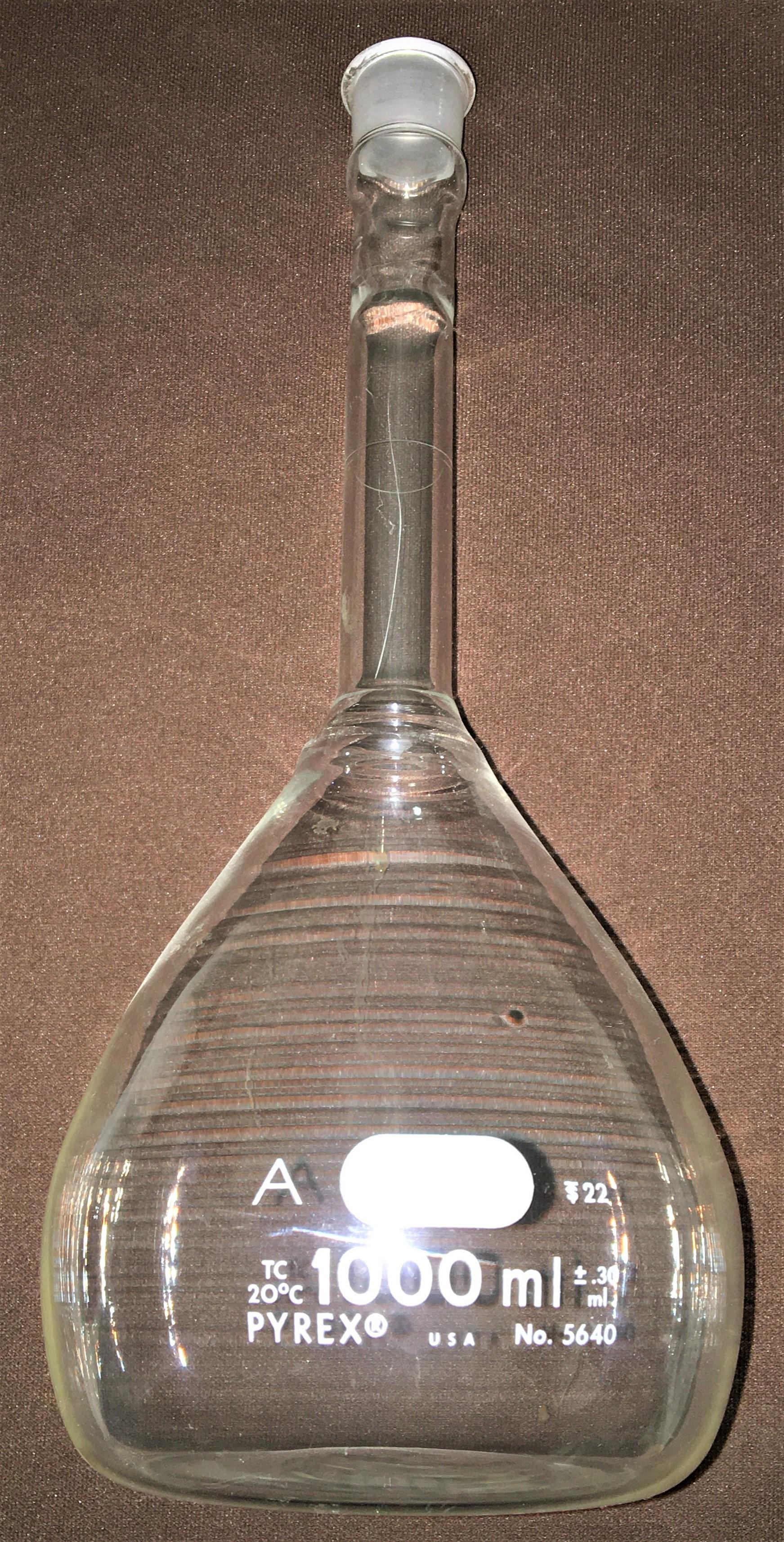 Corning PYREX and Equivalent 1000mL Class A and B Volumetric Flasks for Precise Liquid Measurement