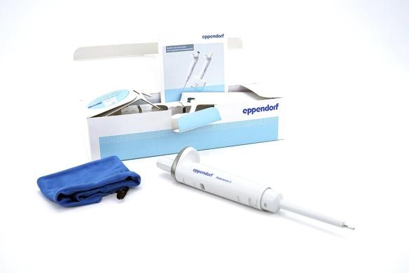 Eppendorf Reference 2 Fixed-Volume Single-Channel Pipette, 20 µL, Gray-cover