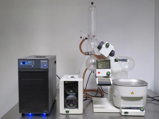 Buchi R-300 Rotary Evaporator System with Integrated Chiller and Vacuum Pump-cover