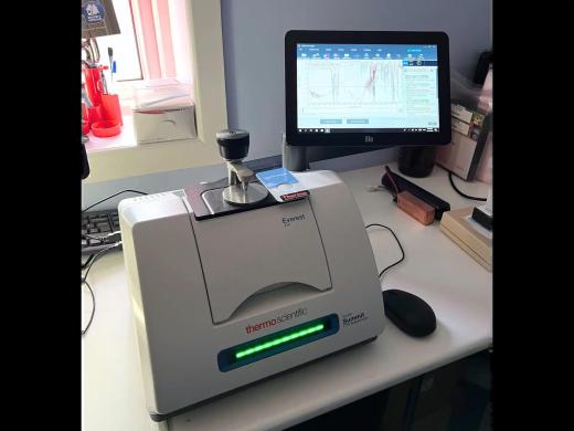 Thermo Nicolet Summit FTIR with Everest Diamond ATR and OMNIC Paradigm software-cover