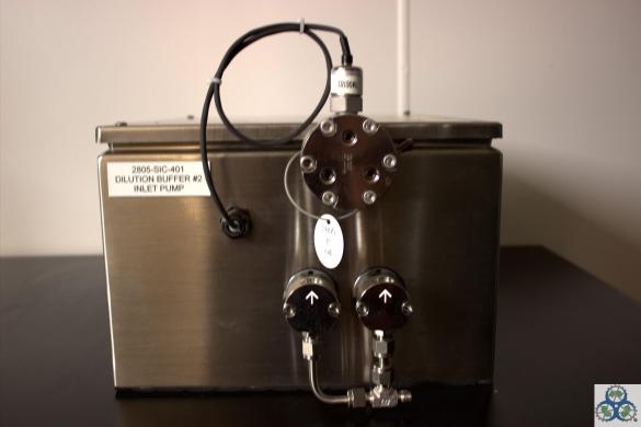 Dilution Buffer Inlet Vacuum Pump Model 2806 SIE 401 Stainless Steel Valves, Aluminum Body-cover