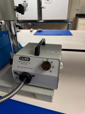 Luxo Stereo Microscope with Adjustable Binocular Eyepieces and Integrated Illumination-cover